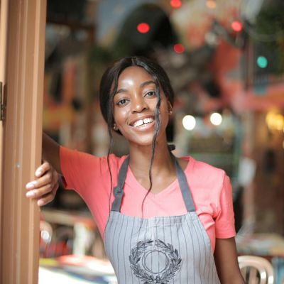 Portrait of Andreea, the instructor, a woman with a warm and welcoming smile.